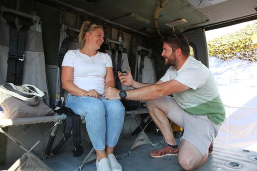 Christoph Unterberger macht seiner Katrin Zmug im
Bundesheer-Black Hawk einen Heiratsantrag