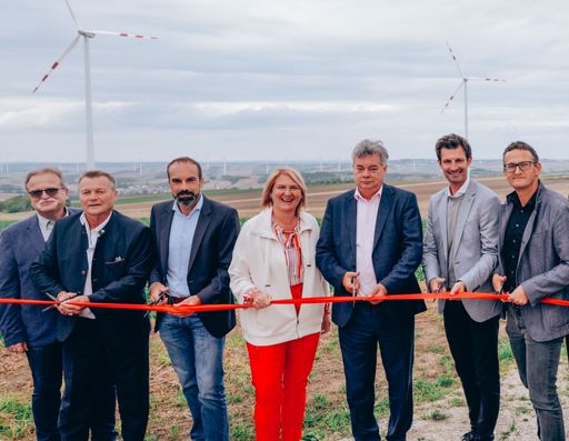 v.l.nr: Josef Höller (Vizebürgermeister
Hauskirchen), Helmut Arzt (Bürgermeister Hauskirchen), Markus Winter
(Techn. Vorstand Windkraft Simonsfeld), Helga Krismer (Abg.z.NÖ
Ltg.), Vizekanzler Werner Kogler, Rene Lobner (Abg.z.NÖ Ltg.),
Alexander Hochauer (Finanzvorstand Windkraft Simonsfeld)