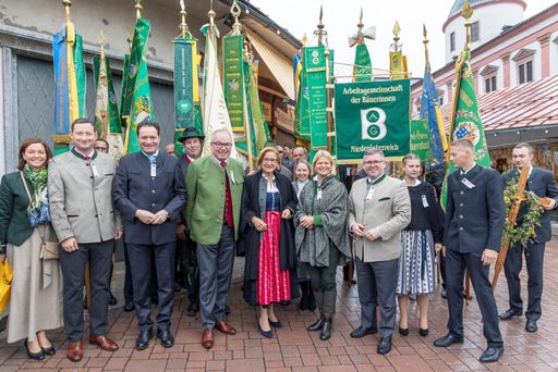 Vorschau Bild von Zahlreiche Ehrengäste pilgerten in den
Marienwallfahrtsort. Bild2 Reihenfolge: LAbg. Doris Schmidl, NÖ
Bauernbunddirektor Paul Nemecek, BM Norbert Totschnig, NÖ
Bauernbundobmann LH-Stv. Stephan Pernkopf, LH Johanna Mikl-Leitner,
BM Klaudia Tanner, LR Ludwig Schleritzko, Landjugendleiterin Anja
Bauern und Landjugendleiter Johannes Baumgartner.