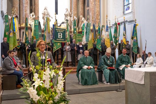 Vorschau Bild von Landeshauptfrau Johanna Mikl-Leitner bei der
Wallfahreransprache an die Bäuerinnen und Bauern Niederösterreichs
im Anschluss an die Festmesse, die von Abt Georg Wilfinger, Superior
Pater Michael Staberl (links) und NÖ Bauernbundseelsorger Pater
Altmann Wand (rechts) zelebriert wurde.