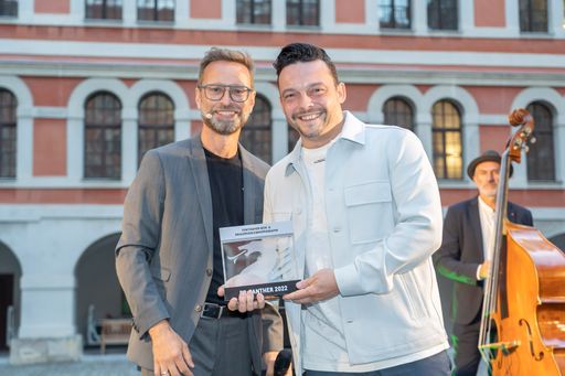 Markus Leingruber (rechts) freut sich über den
steirischen PR-Panther für das Puntigamer Brauerei- und
Biererlebnisprogramm.