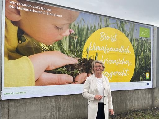 Obfrau Gertraud Grabmann vor einem Plakat der
aktuellen Kampagne von BIO AUSTRIA