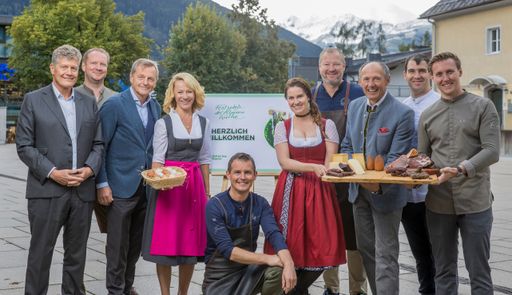  "Festspiele der Alpinen Küche 2022" in Zell am See:
(v.l.) Moderator Karl Hohenlohe (Gault Millau), Michael Schnell
(Restaurant am See im Seehotel Bellevue, Zell am See), LAbg. Hans
Scharfetter, Renate Ecker (Zell am See-Kaprun), Josef Steffner
(Restaurant Mesnerhaus, Mauterndorf), Moderatorin Conny Bürgler,
Andi Döllerer (Döllerers Genusswelten in Golling und Schirmherr der
Festspiele der Alpinen Küche), Andreas Herbst (Restaurant dahoam,
Leogang) und Florian Zillner (Flos Restaurant, Zell am See)