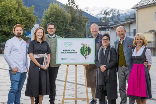 Vorschau Bild von Festspiele der Alpinen Küche 2022 in Zell am See: (v.l.) Lukas
Nagl (Restaurant Bootshaus, Traunkirchen), Johanna Grabmer
(Oberösterreich Tourismus), Jakob Reitinger (TVB Bad Ischl), Andi
Döllerer (Döllerers Genusswelten in Golling und Schirmherr der
Festspiele der Alpinen Küche), Elisabeth Schweeger (Intendantin der
Europäischen Kulturhauptstadt 2024 Bad Ischl), Leo Bauernberger
(SalzburgerLand Tourismus) und Renate Ecker (Zell am See-Kaprun
Tourismus)
