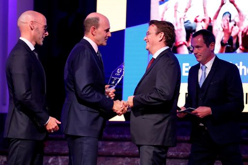 Vorschau Bild von Hannes Jagerhofer bekommt die Trophäe fürs Event of
the Year.