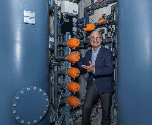  Baumit spart Trinkwasser_01.jpg Bildtext: Baumit
spart Trinkwasser: 20.000 Kubikmeter Trinkwasser werden jährlich
durch aufbereites Brunnenwasser ersetzt. Manfred Tisch
(Geschäftsführer der Baumit GmbH) bei der offiziellen Präsentation
des Trinkwasser-Sparprojektes.