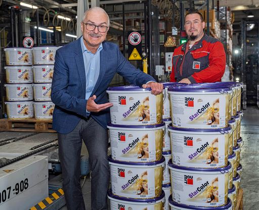 Vorschau Bild von Baumit spart Trinkwasser_02.jpg Bildtext: Baumit
spart Trinkwasser: 20.000 Kubikmeter Trinkwasser werden jährlich
durch aufbereites Brunnenwasser ersetzt. Baumit Premiumprodukte, wie
Baumit StarTop oder StarColor, bestehen zu ca. 15 % aus Wasser. Von
links: Manfred Tisch (Geschäftsführer der Baumit GmbH) und Daniel
Römer (Projektleiter).