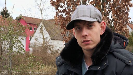 Von den Baracken nach Kusel - diesen Weg hat Pascal genommen, als
er zu seiner Freundin Michelle gezogen ist. Seit neun Monaten sind
die beiden ein Paar und Kusel ist Pascals neue Heimat. Der
20-Jährige hat sich schnell an die neue Gegend gewöhnt. Der
Ex-Barackler vermisst nichts. Nur die Perspektivlosigkeit ist
frustrierend, denn auch nach dem Umzug lebt der junge Mann von
staatlicher Unterstützung. / Weiterer Text über ots und
www.presseportal.de/nr/6605 / Die Verwendung dieses Bildes ist für
redaktionelle Zwecke unter Beachtung ggf. genannter
Nutzungsbedingungen honorarfrei. Veröffentlichung bitte mit
Bildrechte-Hinweis.