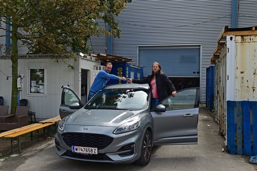 v.l.: Christian Wotypka (Ford), Manuela Ertl (Train Of Hope) /
Weiterer Text über ots und https://www.ots.at/pressemappe/DE143363 /
Die Verwendung dieses Bildes ist für redaktionelle Zwecke unter
Beachtung ggf. genannter Nutzungsbedingungen honorarfrei.
Veröffentlichung bitte mit Bildrechte-Hinweis.