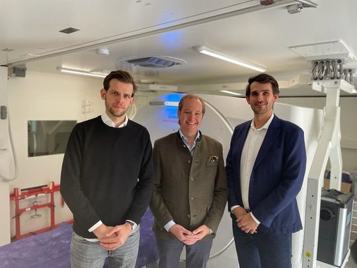 v.l.n.r: Boj Hoppe (Assistenzarzt Radiologie, Leitung Digitale
Agenda, LMU Klinikum), Prof. Clemens Cyran (Geschäftsführender
Oberarzt Radiologie, LMU Klinikum) und Dr. Franz Pfister (Mitgründer
und CEO von deepc) / Weiterer Text über ots und
www.presseportal.de/nr/165367 / Die Verwendung dieses Bildes ist für
redaktionelle Zwecke unter Beachtung ggf. genannter
Nutzungsbedingungen honorarfrei. Veröffentlichung bitte mit
Bildrechte-Hinweis.