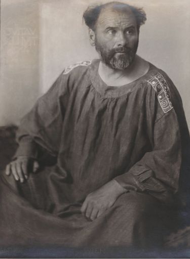 Vorschau Bild von Gustav Klimt im Malerkittel_fotografiert von Anton
Josef „Antios“ Trčka, 1914 © Klimt-Foundation, Wien