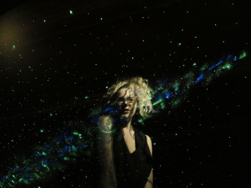  Verena Pötzl, Starmania-Gewinnerin von 2004
besuchte den speziell für die FAFGA22 konzipierten Sternenhimmel und
zeigte sich begeistert.