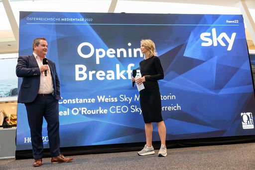  https://www.apa-fotoservice.at/galerie/30546 Sky
Österreich lud zum exklusiven Podiumstalk mit CEO Neal O’Rourke und
Sky Moderatorin Constanze Weiss ein, in dem er über den heimischen
Medienmarkt, die Rolle von Sky sowie Eigenproduktionen auf
Kino-Niveau sprach. Beim anschließenden Netzwerken und Frühstück
tauschte sich die Branche aus.