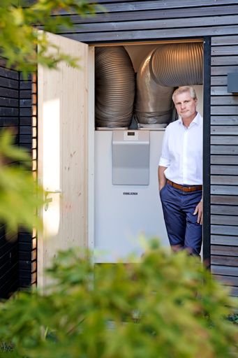 "Die vernetzte Wärmepumpen-Heizung bietet die Möglichkeit, den
Energieverbrauch im gesamten Haushalt sparsam zu steuern", sagt Ing.
Thomas Mader, Geschäftsführer des Haustechnikherstellers Stiebel
Eltron. "Der Stromantrieb bietet dafür den entscheidenden Vorteil:
Die Wärmepumpe fügt sich nahtlos in die stromgeführte Infrastruktur
eines smarten Zuhauses ein." / Stiebel Eltron / Weiterer Text über
ots und www.presseportal.de/nr/62786 / Die Verwendung dieses Bildes
ist für redaktionelle Zwecke unter Beachtung ggf. genannter
Nutzungsbedingungen honorarfrei. Veröffentlichung bitte mit
Bildrechte-Hinweis.