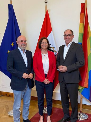  EHFG-Präsident Auer, EHFG-Generalsekretärin Dorli
Kahr-Gottlieb und BM Rauch (von li na re)