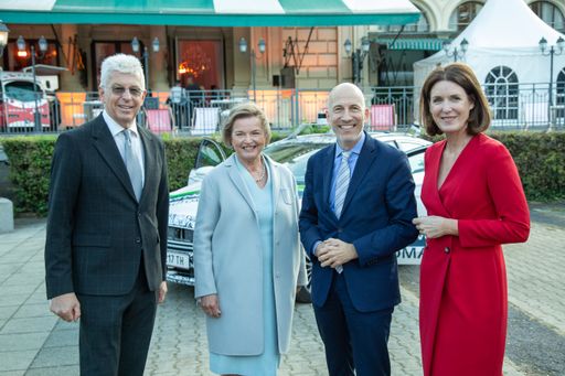  v.l.n.r.: FFG-Geschäftsführer Klaus Pseiner,
FFG-Aufsichtsratsvorsitzende Gertrude Tumpel-Gugerell, Arbeits- und
Wirtschaftsminister Martin Kocher und FFG-Geschäftsführerin
Henrietta Egerth beim FFG FORUM 2022 im Kursalon Wien.