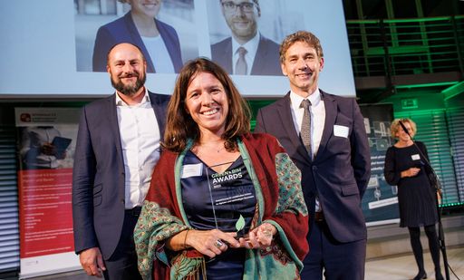  v. l.: Tobias Hutter (ATP sustain), ATP-Architektin
Ursula Reiner und ATP-Vorstand Prof. Thilo Ebert nahmen den
Green-BIM Award 2022 entgegen.
