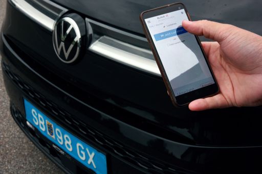 Vorschau Bild von Anstatt mühsam eine Bescheinigung (A4 Zettel) und
einen Fahrtenbucheintrag auszufüllen, wird die Probefahrt in der
Blaue Kennzeichen App mit nur 3 Klicks gestartet.