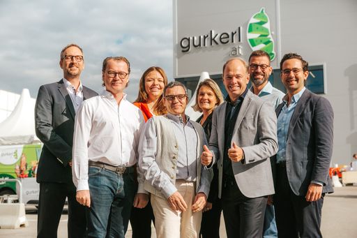 Das gurkerl.at-Team freut sich über den Erfolg des
letzten Jahres und plant weitere Expansionsschritte für 2023:
(v.l.n.r.) Stephan Lüger, Operations Director; Marcus Schlich,
Commercial Director; Bernadette Baier, Customer Care Manager; Jan
Rataj, CFO; Anna Delion, Customer Care Director; Maurice Beurskens,
CEO; Philipp Birnbaumer, People and Culture Director; Matthew Hobbs,
Finance Director