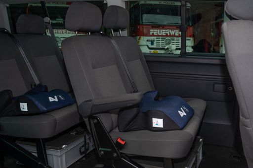 Vorschau Bild von Die Sitzerhöhungen der AUVA sorgen für eine sichere
Mitfahrt der Jungflorianis im Feuerwehrauto