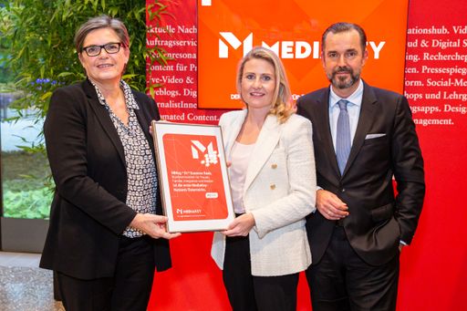 Vorschau Bild von APA-CEO Clemens Pig (r.) kündigte gestern,
Donnerstag, auf den Österreichischen Medientagen den Launch der
medienübergreifenden Login-Plattform MediaKey für Mitte Oktober an.
Medienministerin Susanne Raab (M.) erhielt mit einem symbolischen
Zertifikat als „erste Userin“ Zugang zur Registrierung.