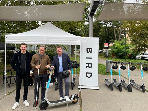  Bird Fahrsicherheitstraining am Vorplatz
Einkaufszentrums Q19 im 19. Wiener Gemeindebezirk.