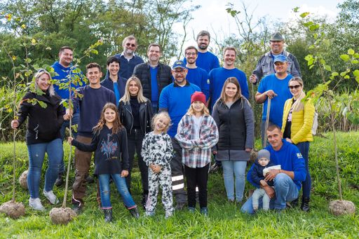  Die großen und kleinen Gäste des Kovanda Events
„Pflanze deinen Baum“ - Mitarbeiter:innen mit deren Kindern und
Enkelkindern sowie Familie Kovanda // Copyright: Kovanda/Hron