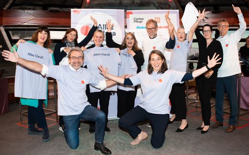 ERSTE Stiftung und Two Next freuen sich gemeinsam
mit den Partnern über den Start des Pilotbetriebs der
Unterstützungsapp für pflegende Angehörige "Alles Clara"