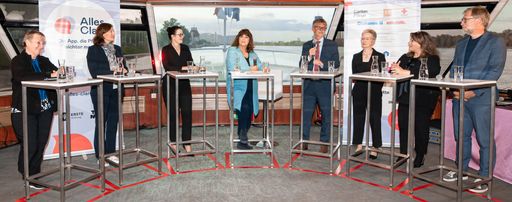 Vorschau Bild von Das Panel mit den Partnern von "Alles Clara" bei
der Präsentation in Wien, moderiert von Martina Rupp