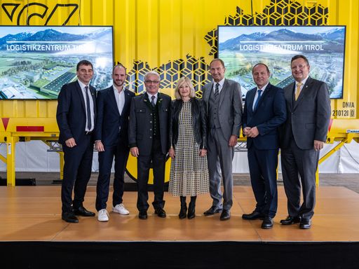 Von links: DI Peter Umundum, Vorstandsdirektor für
Paket & Logistik, Österreichische Post AG, Florian Tursky, MBA, MSc,
Staatssekretär im Bundesministerium für Finanzen, DI Dr. Georg
Pölzl, Generaldirektor, Österreichische Post AG, Geschwister Andrea
und Ernst Derfeser, Eigentümer*innen und Geschäftsführer*innen der
Ernst Derfeser GmbH, Josef Geisler, Landeshauptmann-Stellvertreter
des Landes Tirol, Karl-Josef Schubert, Bürgermeister der
Marktgemeinde Vomp