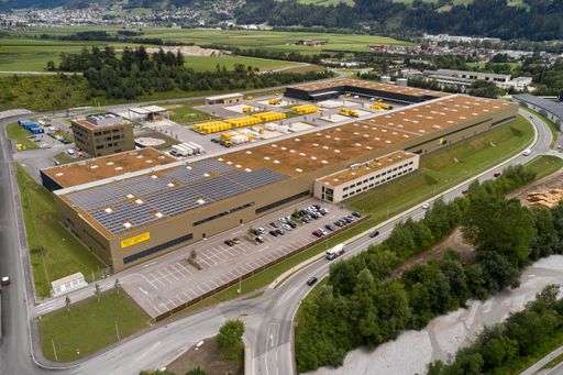 Vorschau Bild von Das neue Logistikzentrum Tirol in Vomp legt einen
Fokus auf Nachhaltigkeit, dazu gehört auch die Photovoltaikanlage
mit einer Leistung von 500 Kilowatt peak (kWp).