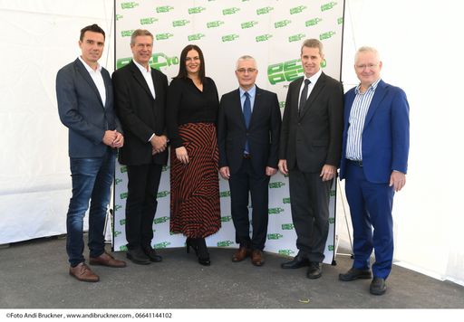  Mag.(FH) Thomas Billes, DI Christian Strasser, LH-Stvin Mag.
Astrid Eisenkopf, Prok. Hanno Mandl, DI Christian Holzer und
Univ.-Doz. Dr. Mag. Stephan Schwarzer bei der PET to PET
Jubiläumsfeier (v.l.n.r.).
