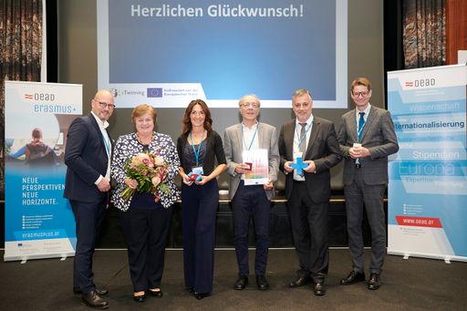 https://www.apa-fotoservice.at/galerie/30442  Martin Bauer (BMBWF), die Gewinner/innen des European Innovative 
Teaching Awards in der Kategorie Sekundarstufe vom BRG Wels 
Wallererstraße Gisela Gutjahr (Projektleiterin), Karin Schachner (
Direktorin), Hannes Müller (Lehrer) sowie Alfred Klampfer (
Bildungsdirektor für Oberösterreich) und Ernst Gesslbauer (OeAD)