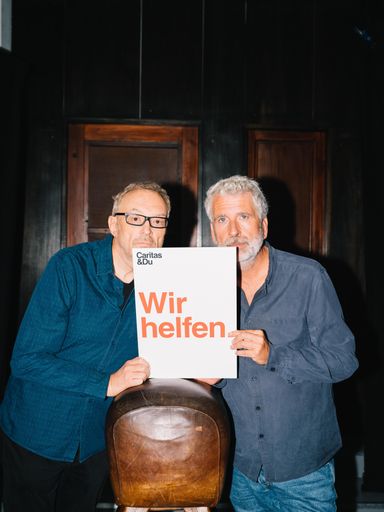 Josef Hader und Dirk Stermann stellen in Bezug auf
den Klimabonus die Frage: "Brauch i das? Oder Caritas?" und wollen
damit jene zum Spenden animieren, die nicht auf den Klimabonus
angewiesen sind.
