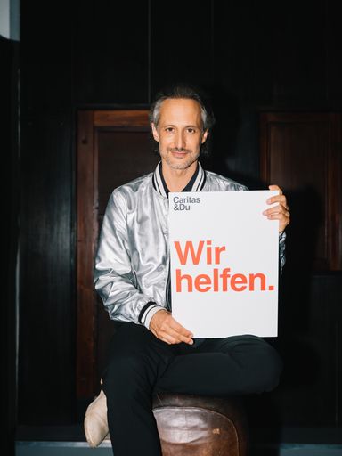 Vorschau Bild von Michael Ostrowski stellt in Bezug auf den
Klimabonus die Frage: "Brauch i das? Oder Caritas?" und will damit
jene zum Spenden animieren, die nicht auf den Klimabonus angewiesen
sind.