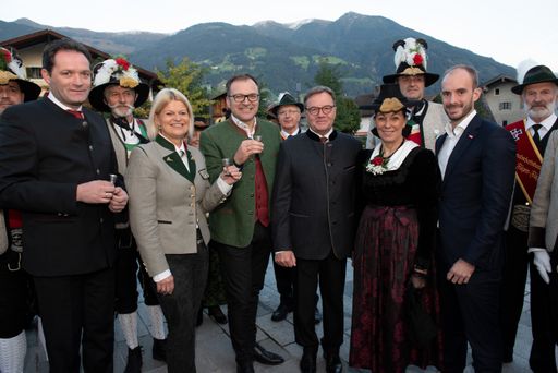 Bundesminister Norbert Totschnig, Bundesministerin Klaudia
Tanner, café+co International-Geschäftsführer Fritz Kaltenegger,
Landeshauptmann Günther Platter, WKO-Vizepräsidentin Martha Schultz
und Staatssekretär Florian Tursky.