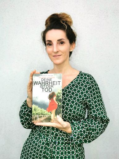 Autorenfoto mit Buch