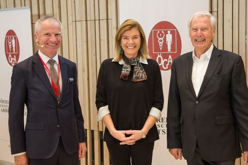 Auf dem Foto abgebildet von links nach rechts: DDr.
Karl Hochgatterer, MSc. (ÖGA-Präsident), Prof. em. Dr. Christoph
Huber (Mitgründer von BioNTech) und Dr. Eva Höltl
(ÖGA-Vorstandsmitglied und Leiterin des Gesundheitszentrums, Erste
Group Bank AG)