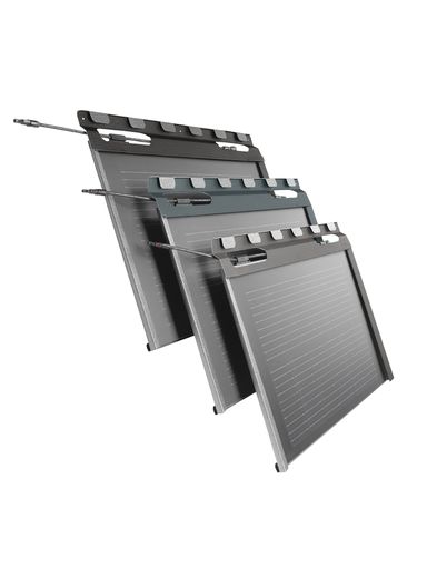 Die neue Solardachplatte, die in zwei Größen und in
den drei Farben Anthrazit, Schwarz sowie Dunkelgrau erhältlich ist,
fügt sich nahtlos ins PREFA Komplettsystem ein.