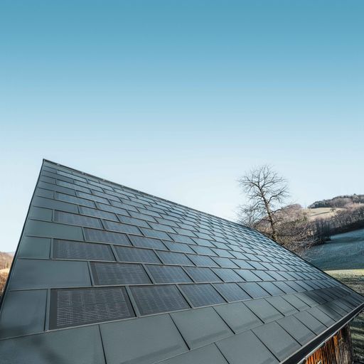 Vorschau Bild von Nichts ist so stark wie eine Idee, deren Zeit
gekommen ist. PREFA Solar ist das stärkste Dach und Solarkraft in
einem: eine wetterfeste Aluminium-Dachplatte mit integrierter
Photovoltaiktechnologie.