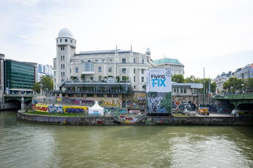 Vorschau Bild von Premiere für Drei FlyingFIX in der Wiener City.
Fixe Verbindung: Von fünf Stock Höhe auf einer Seilrutsche von der
Urania Sternwarte über die Wienfluss-Mündung zur Strandbar Herrmann.
Mehr auf www.drei.at/FlyingFIX