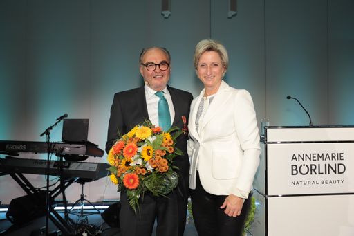 Michael Lindner und Frau Dr. Hoffmeister-Kraut / Weiterer Text
über ots und www.presseportal.de/nr/109254 / Die Verwendung dieses
Bildes ist für redaktionelle Zwecke unter Beachtung ggf. genannter
Nutzungsbedingungen honorarfrei. Veröffentlichung bitte mit
Bildrechte-Hinweis.