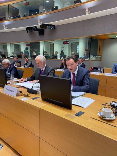 Bundesminister Norbert Totschnig hat beim Rat der
EU-Landwirtschaftsministerinnen und Landwirtschaftsminister in
Brüssel mit breiter Unterstützung die Forderung an die EU-Kommission
eingebracht, dass die 30 Jahre alte EU-Richtlinie zum Schutzstatus
des Wolfes überarbeitet werden muss.