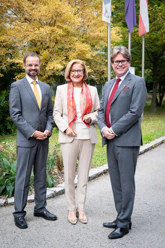Vorschau Bild von v.l.n.r. KEBÖ-Vorsitzender und Generalsekretär des
Rings Österreichischer Bildungswerke Georg Primas, Präsidentin des
Rings Österreichischer Bildungswerke LH Johanna Mikl-Leitner,
Bundesminister Martin Polaschek