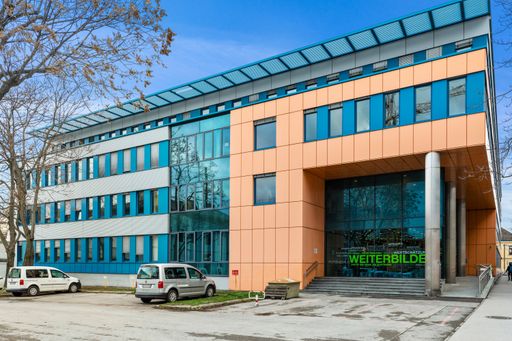 Das österreichische Family Office vivoreal hat ein
Bürogebäude in der Cumberlandstraße 32-34, 1140 Wien an den
Projektentwickler 6B47 verkauft. Das Gebäude verfügt über ca. 7.000
m² Bürofläche sowie 157 Stellplätze und ist vollständig an zwei
Schulungsunternehmen vermietet. Der Standort direkt am Bahnhof
Penzing zeichnet sich durch eine hervorragende Anbindung an
öffentliche Verkehrsmittel sowie den Individualverkehr aus und wird
aktuell durch mehrere großvolumige Wohnbauentwicklungen geprägt. Für
6B47 stellt der Ankauf einer ertragsstarken Gewerbeliegenschaft mit
umfangreichem Erweiterung- und Umnutzungspotential die konsequente
Umsetzung der aktuellen Unternehmens- und Wachstumsstrategie dar.