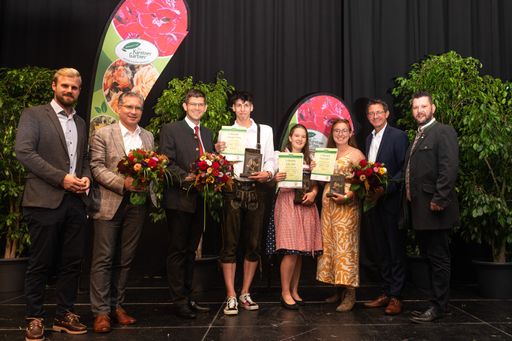  Die Siegerehrung der Staatsmeisterschaft fand im
Rahmen des Festabends der Bundesgartenbautagung in der Blumenhalle
in St. Veit statt.