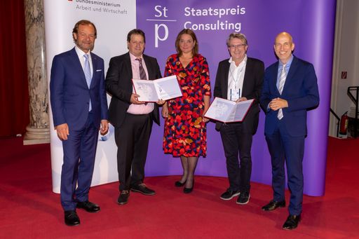 AIT und Sparx Systems CE freuen sich über die
Nominierung für den österreichischen Staatspreis Consulting
„Unternehmensberatung und IT“ 2022 für ThreatGet und den damit
verbundenen holistischen Beratungsansatz. Der Staatspreis wurde am
21. September 2022 durch Arbeits- und Wirtschaftsminister Martin
Kocher im Festsaal der Wiener Hofburg verliehen. Im Bild v.l.n.r.:
KR Alfred Harl (Fachverband UBIT), Peter Lieber (Sparx Services
Central Europe), Salome Wagner (Sparx Services Central Europe),
Martin Stierle (AIT Austrian Institute of Technology),
Bundesminister Univ.-Prof. Dr. Martin Kocher