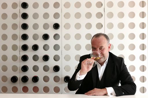 Gerhard Kracher verkostet eine Trockenbeerenauslese