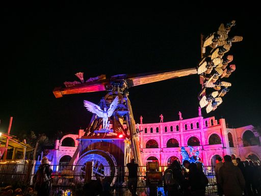 Vorschau Bild von Leonardos Flugmaschine - Fahrattraktion im Familypark bei Nacht