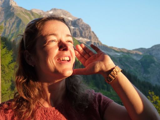 Vorschau Bild von Sabina Haslinger ist WALDNESS.Coach im Almtal,
Kräuterpädagogin, Wanderführerin, Märchenerzählerin und auch
Jodeltrainerin.